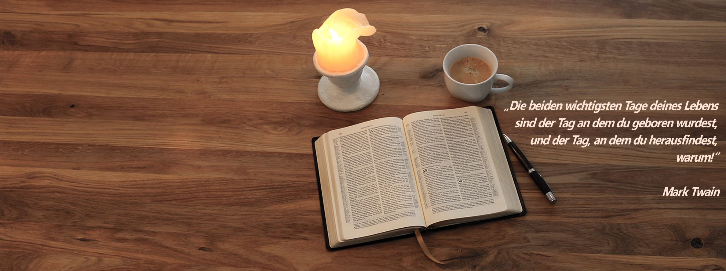 Bibel mit Tasse und Kerze